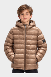Ragazzo indossa giubbino reversibile Follower SRL color bronzo metallizzato con cappuccio e chiusura a zip