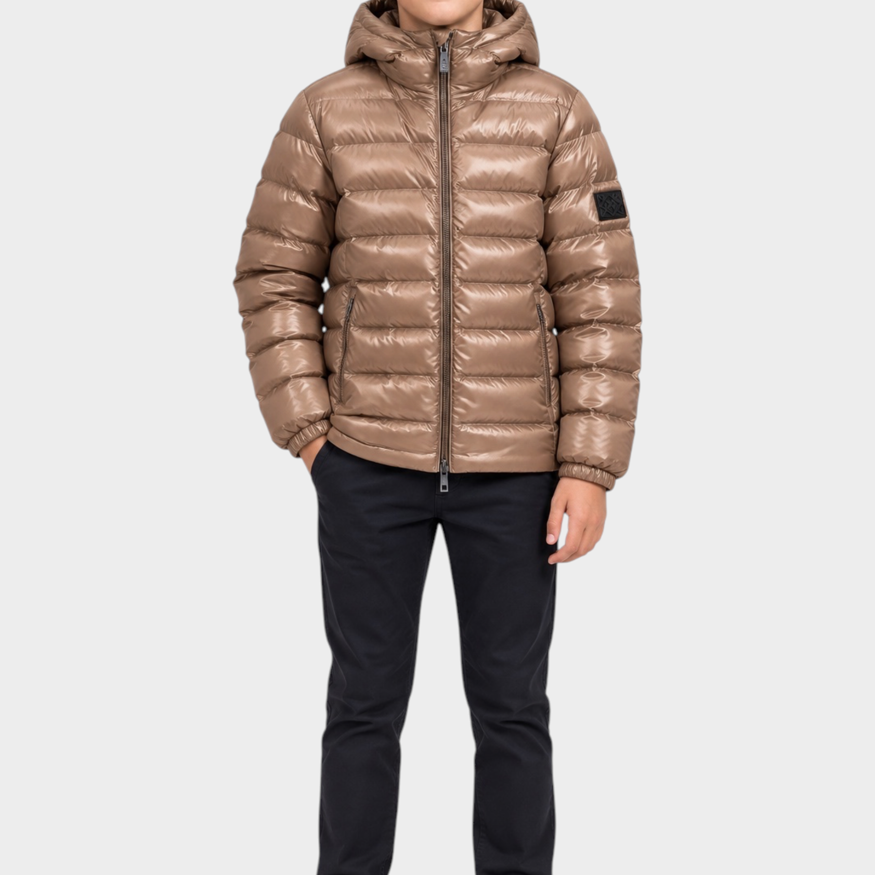 Ragazzo indossa giubbino reversibile Follower SRL color bronzo lucido con cappuccio e chiusura a zip