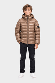 Ragazzo indossa giubbino reversibile Follower SRL color bronzo lucido con cappuccio e chiusura a zip
