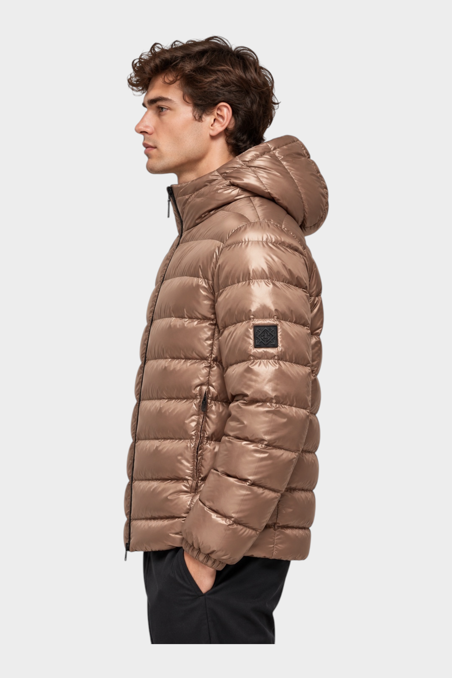 Giubbino reversibile Follower SRL color bronzo con cappuccio, trapuntato e logo sulla manica indossato da un modello