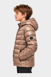 Giubbino reversibile Follower SRL color bronzo metallizzato con cappuccio indossato da un ragazzo di profilo