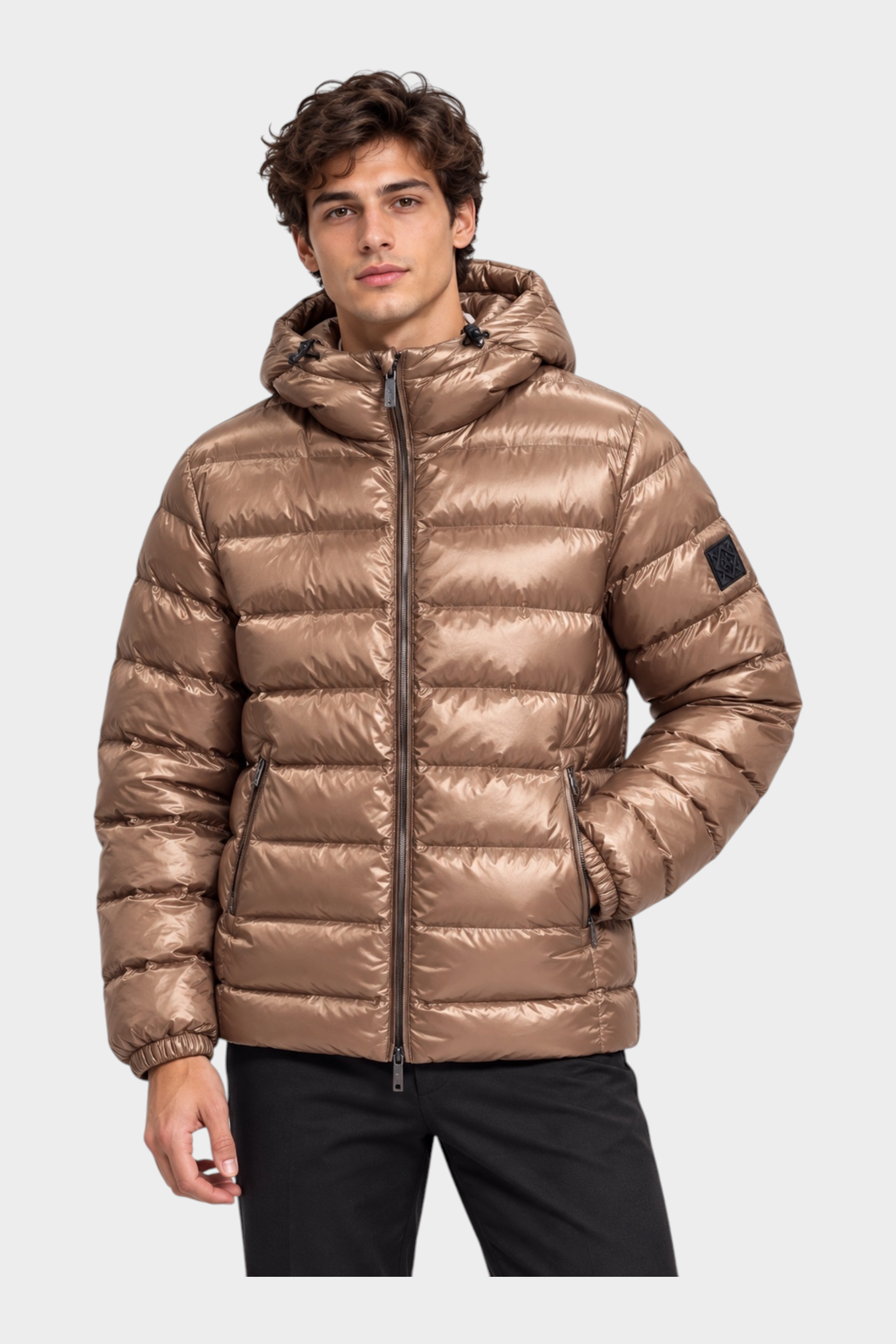Modello indossa giubbino reversibile Follower SRL color bronzo metallizzato con cappuccio e chiusura zip frontale
