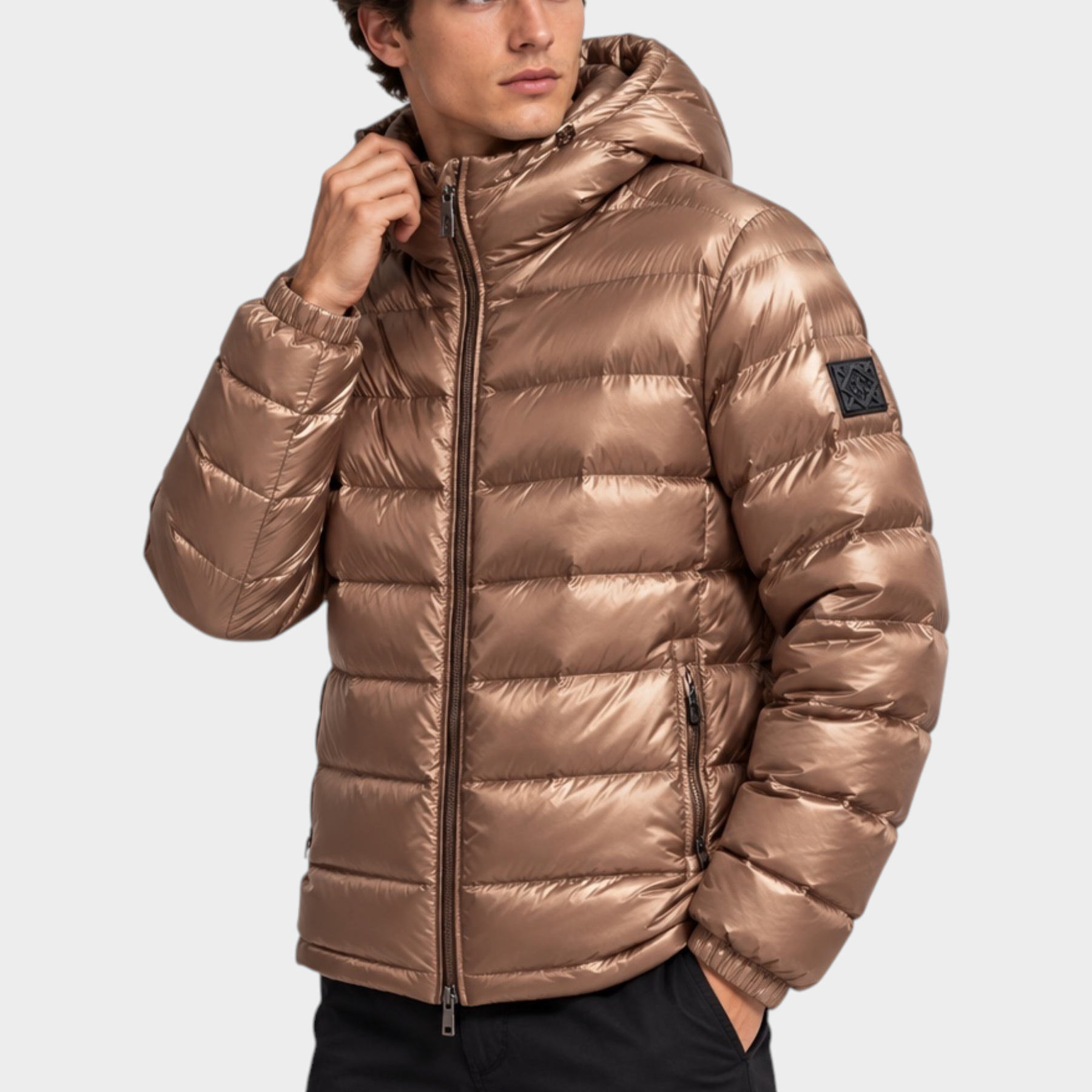 Modello indossa giubbino reversibile Follower SRL color bronzo metallizzato con cappuccio e logo sulla manica