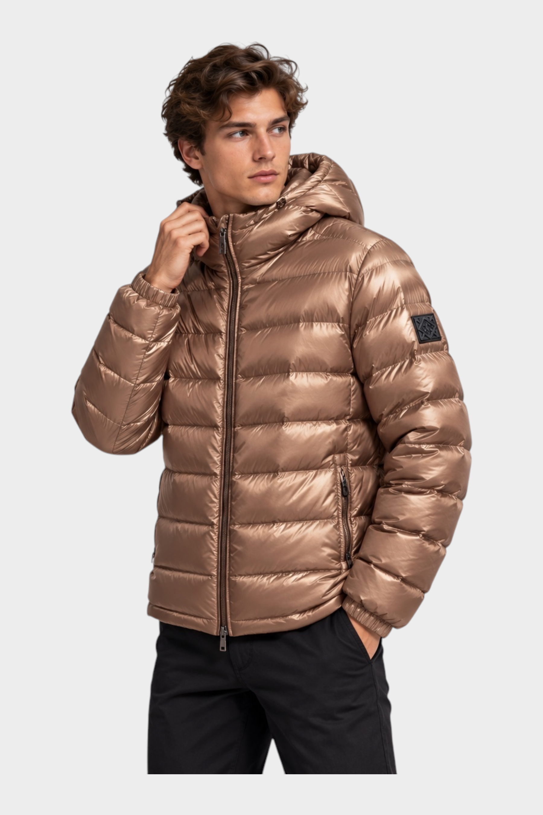 Modello indossa giubbino reversibile Follower SRL color bronzo metallizzato con cappuccio e logo sulla manica