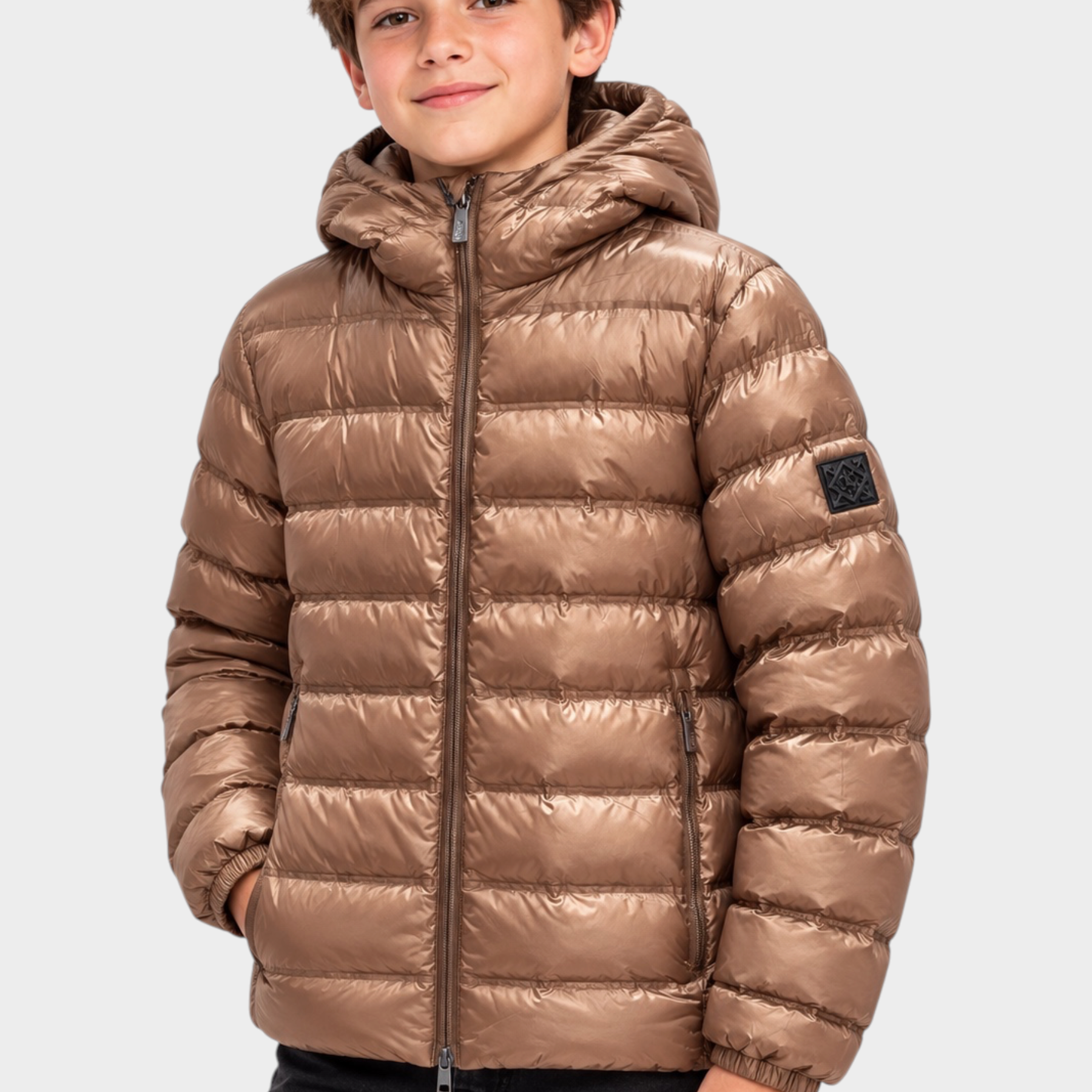 Ragazzo indossa giubbino reversibile Follower SRL color bronzo metallizzato con cappuccio e trapuntatura orizzontale
