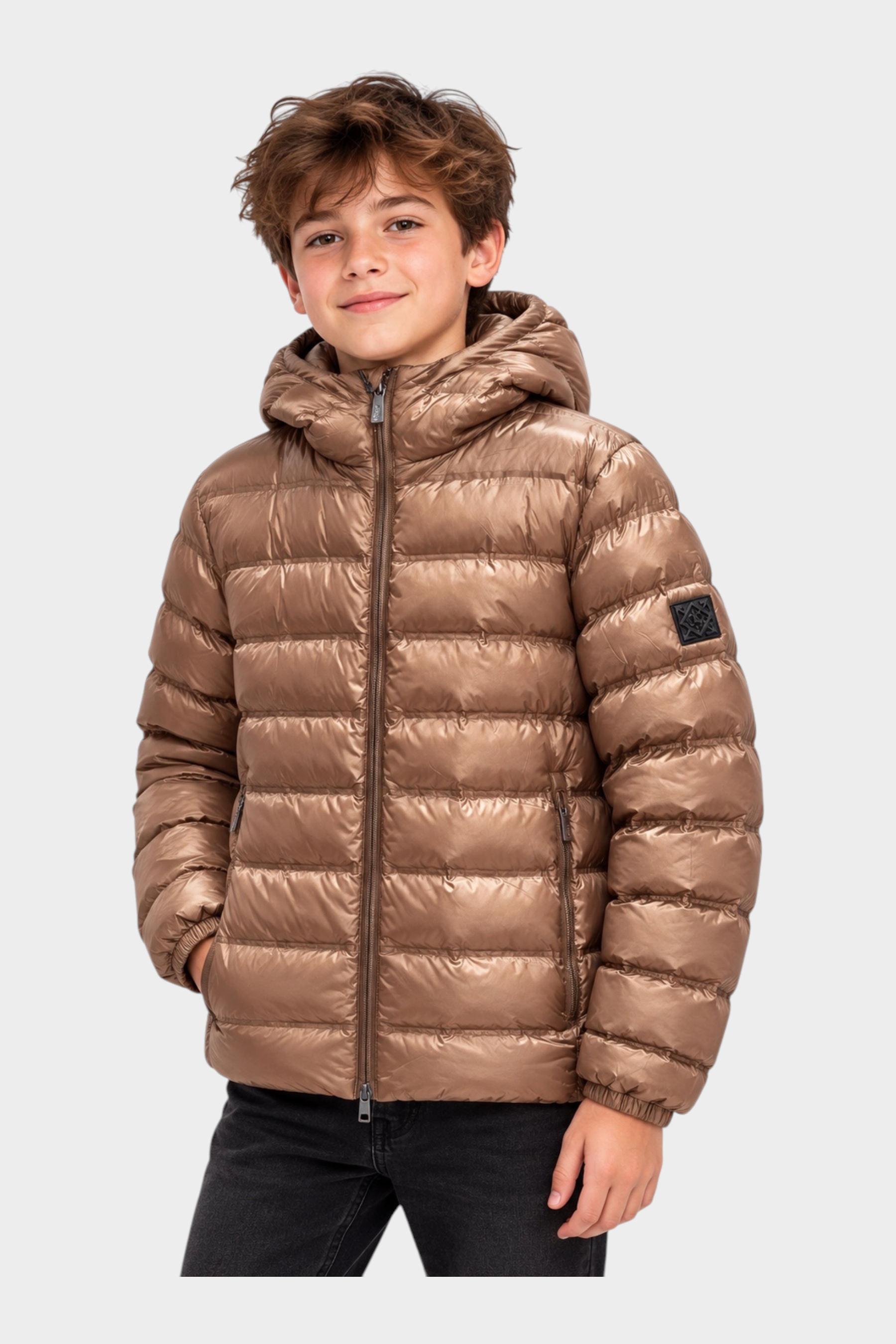 Ragazzo indossa giubbino reversibile Follower SRL color bronzo metallizzato con cappuccio e trapuntatura orizzontale