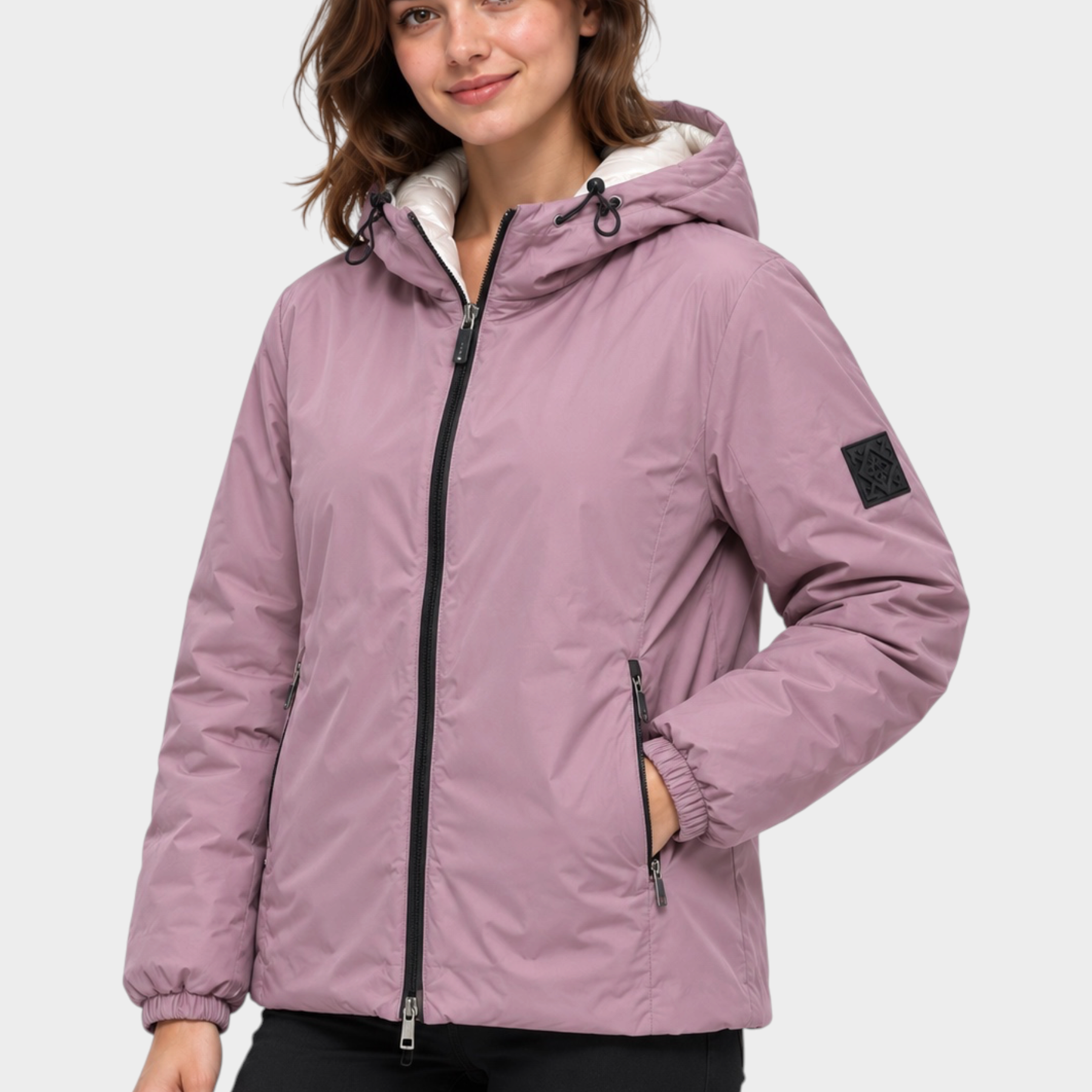Giubbino reversibile da donna Follower SRL color malva con cappuccio, zip nera e tasche laterali indossato da modella
