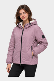 Giubbino reversibile da donna Follower SRL color malva con cappuccio, zip nera e tasche laterali indossato da modella
