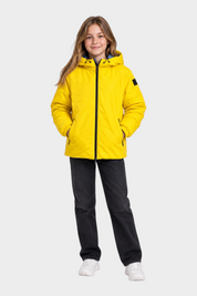 Ragazza indossa giubbino reversibile Follower SRL giallo con cappuccio e zip nera su sfondo neutro