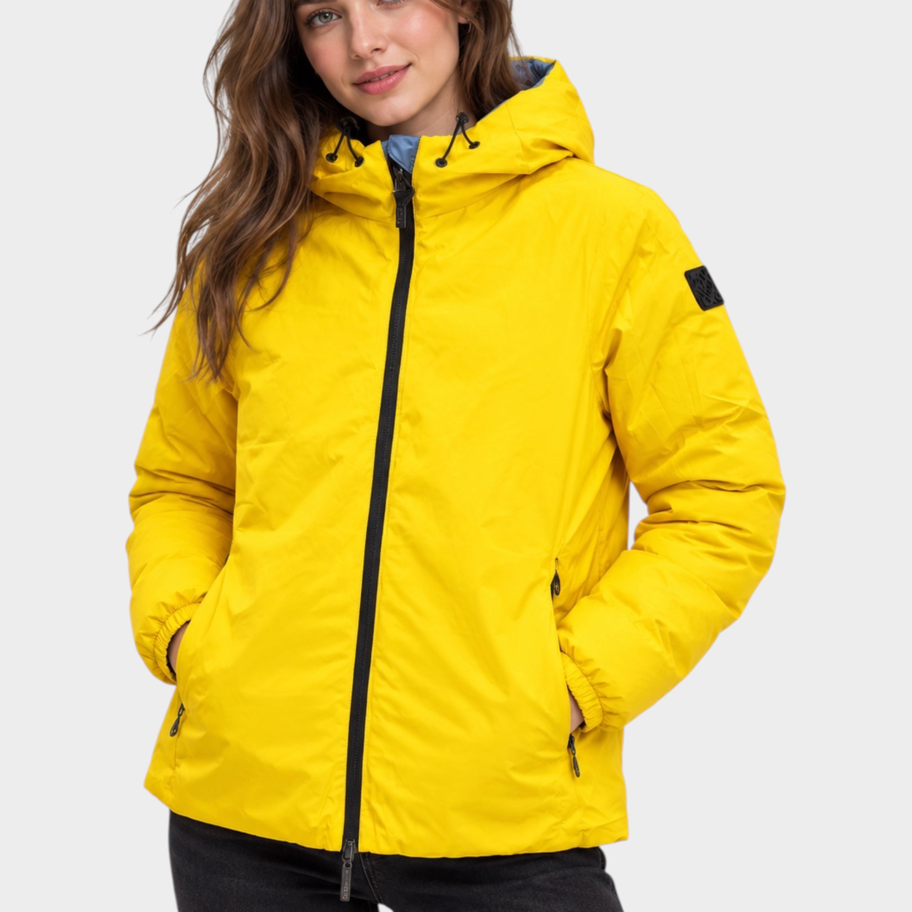 Modella indossa giubbino reversibile Follower SRL giallo con cappuccio e zip nera