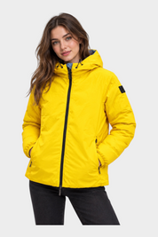 Modella indossa giubbino reversibile Follower SRL giallo con cappuccio e zip nera