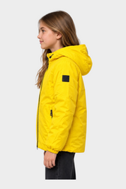 Ragazza indossa giubbino reversibile Follower SRL giallo con cappuccio e dettagli neri, vista laterale