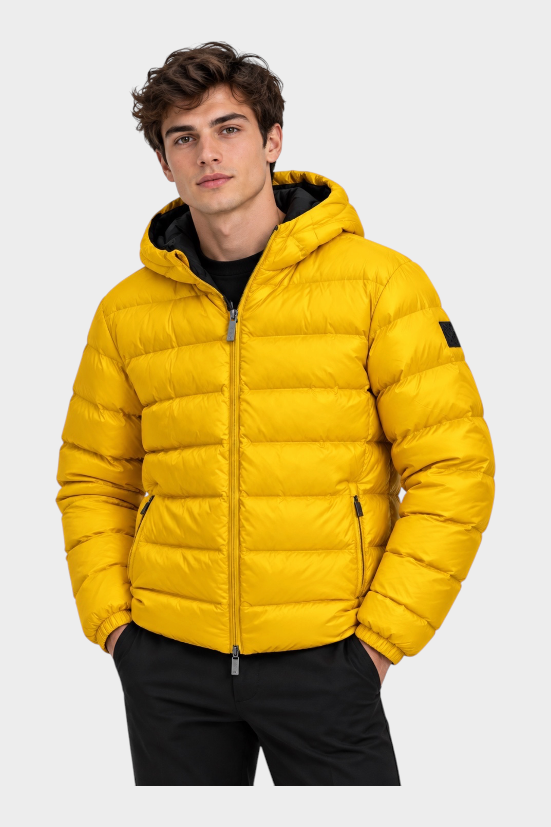 Modello indossa giubbino reversibile Follower SRL giallo trapuntato con cappuccio e chiusura a zip