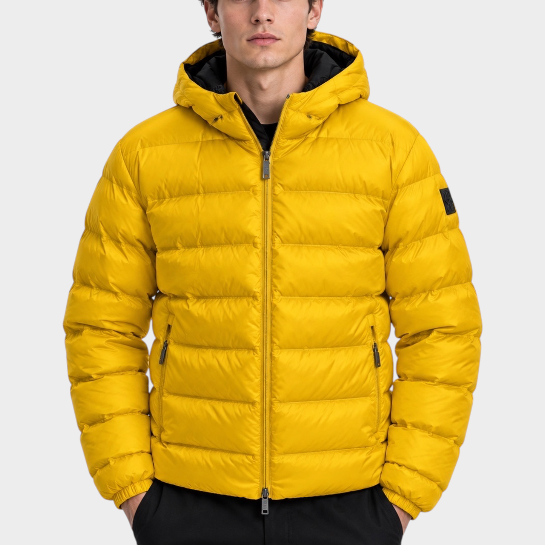 Modello indossa giubbino reversibile Follower SRL giallo con cappuccio e chiusura a zip