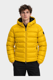 Modello indossa giubbino reversibile Follower SRL giallo con cappuccio e chiusura a zip