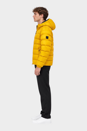 Modello indossa giubbino reversibile Follower SRL giallo trapuntato con cappuccio, vista laterale su sfondo bianco