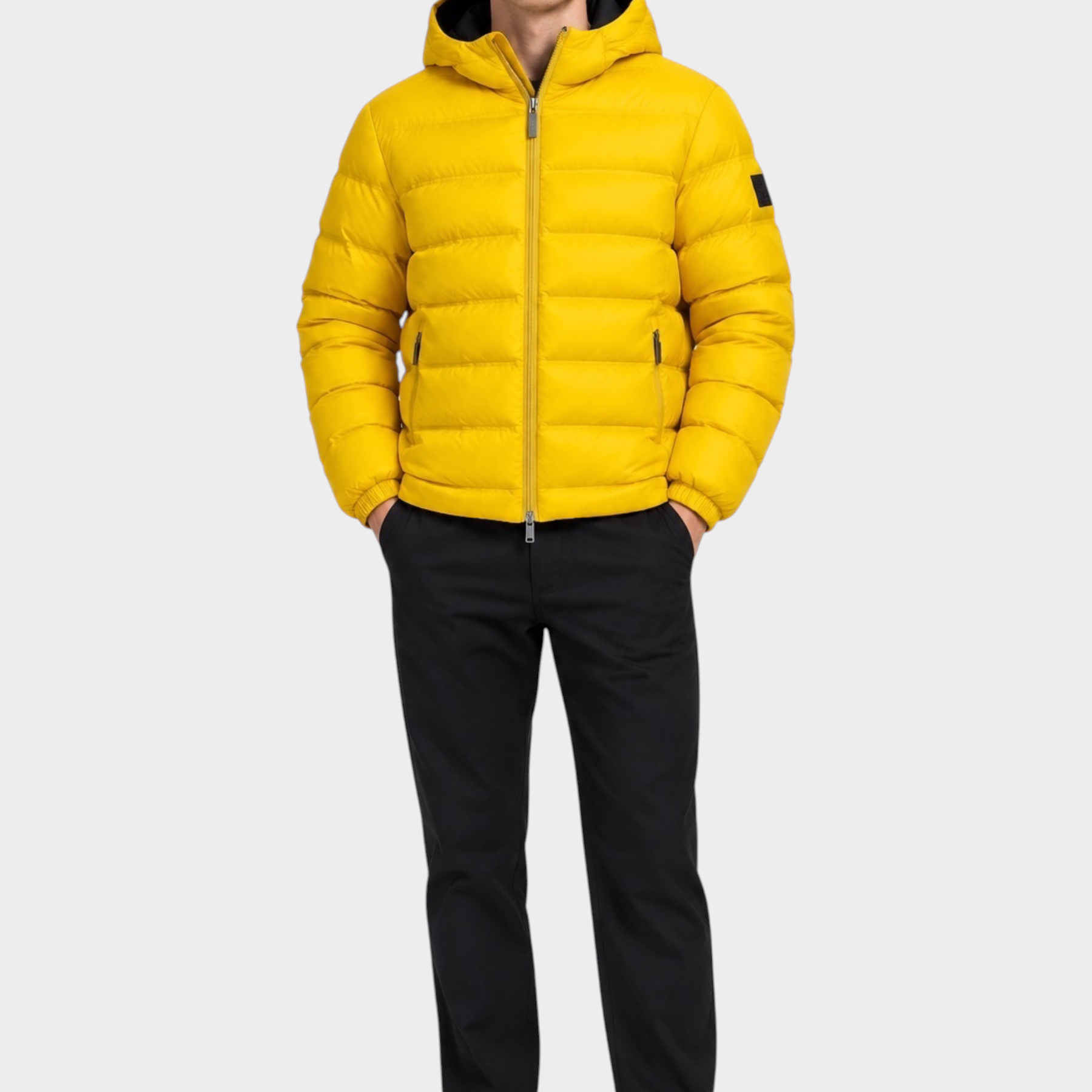 Modello indossa giubbino reversibile Follower SRL giallo trapuntato con cappuccio e chiusura a zip