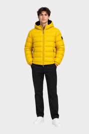 Modello indossa giubbino reversibile Follower SRL giallo trapuntato con cappuccio e chiusura a zip