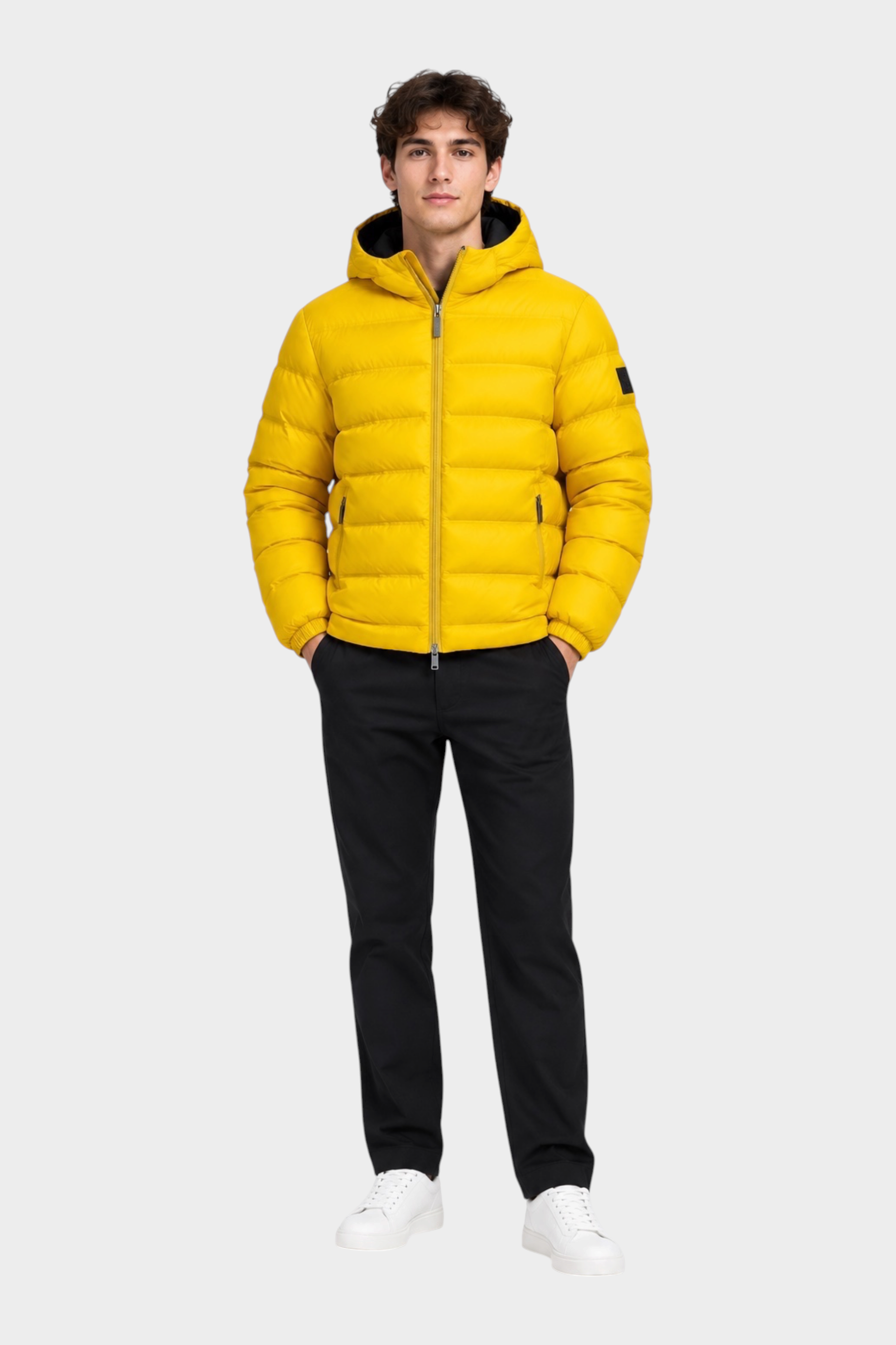 Modello indossa giubbino reversibile Follower SRL giallo trapuntato con cappuccio e chiusura a zip
