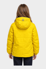 Giubbino reversibile Follower SRL giallo con cappuccio e dettaglio QR code sul retro indossato da una ragazza