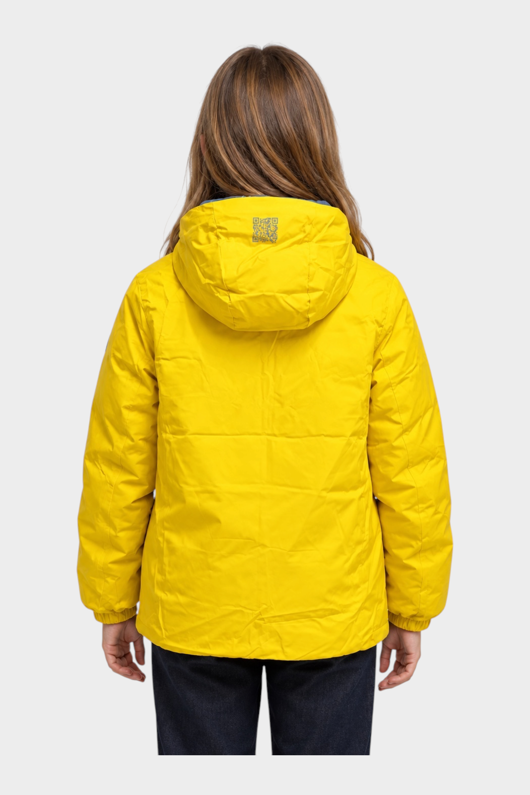 Giubbino reversibile Follower SRL giallo con cappuccio e dettaglio QR code sul retro indossato da una ragazza