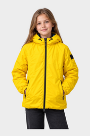 Bambina che indossa il giubbino reversibile Follower SRL giallo con cappuccio e cerniera nera