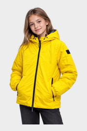 Ragazza che indossa un giubbino reversibile Follower SRL giallo con cappuccio e chiusura a zip nera