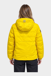 Donna di spalle indossa un giubbino reversibile giallo Follower SRL con cappuccio e dettaglio QR code
