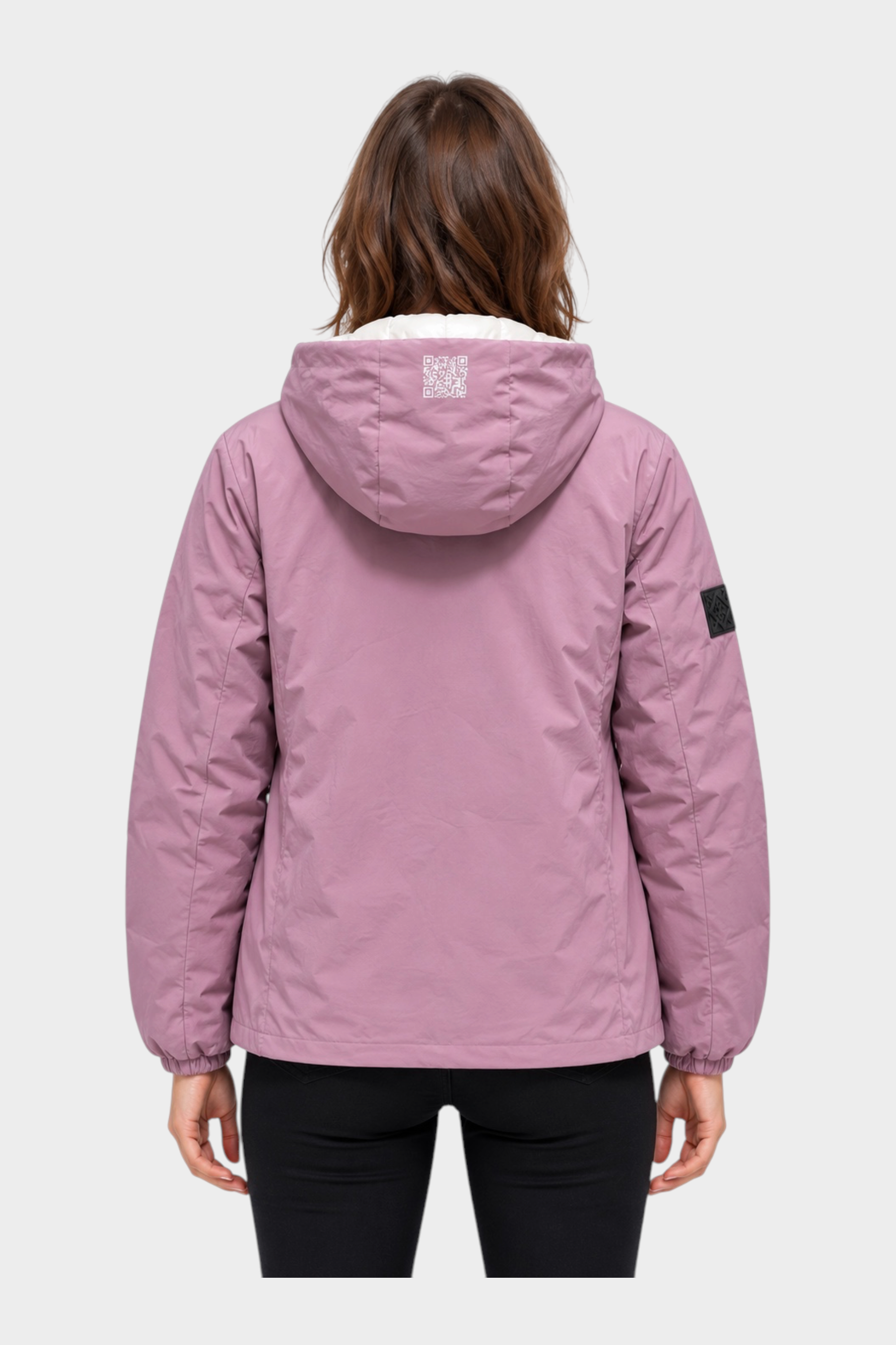 Vista posteriore del giubbino reversibile Follower SRL color malva con cappuccio e dettaglio QR code