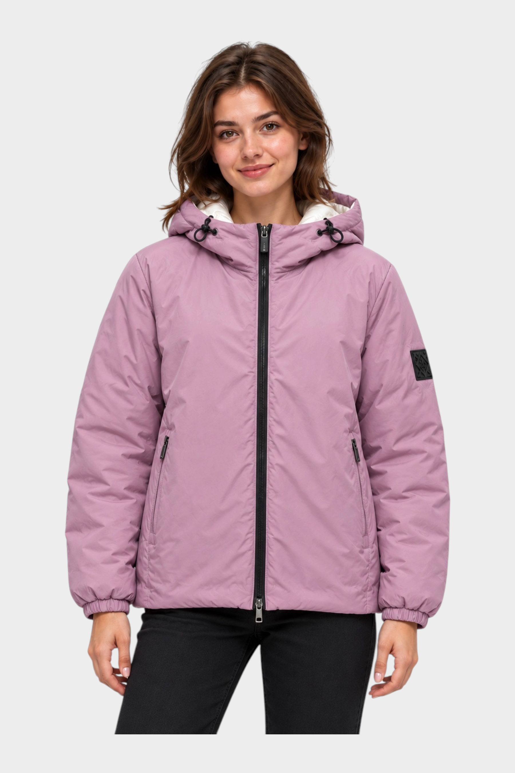 Modella indossa giubbino reversibile Follower SRL color malva con cappuccio, zip nera e tasche laterali