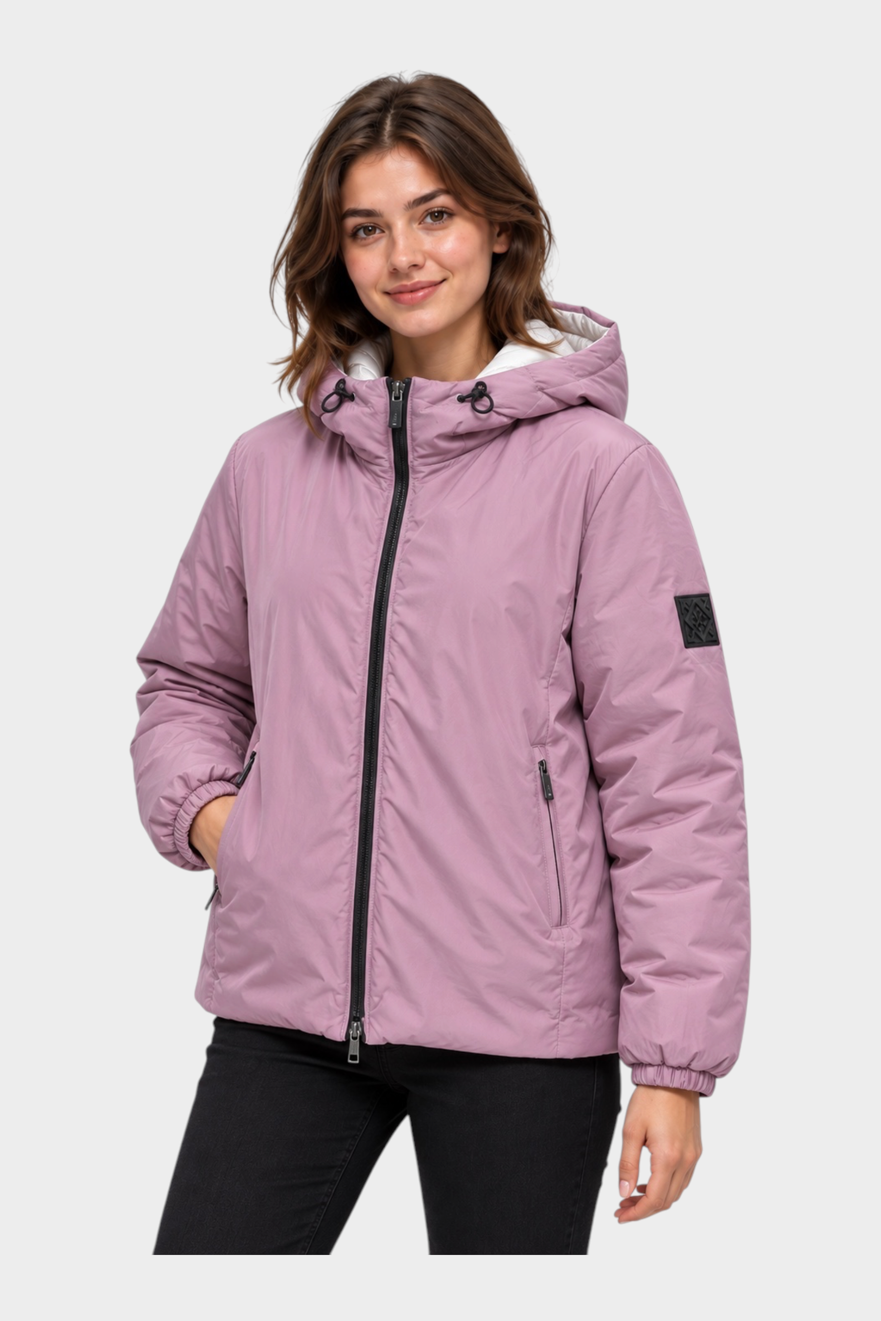 Modella indossa giubbino reversibile Follower SRL color malva con cappuccio, zip nera e tasche laterali