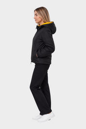 Giubbino reversibile Follower SRL nero con interno giallo, cappuccio e chiusura zip, indossato da una modella