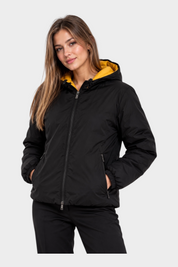 Modella indossa giubbino reversibile Follower SRL nero con interno giallo e cappuccio, stile casual unisex