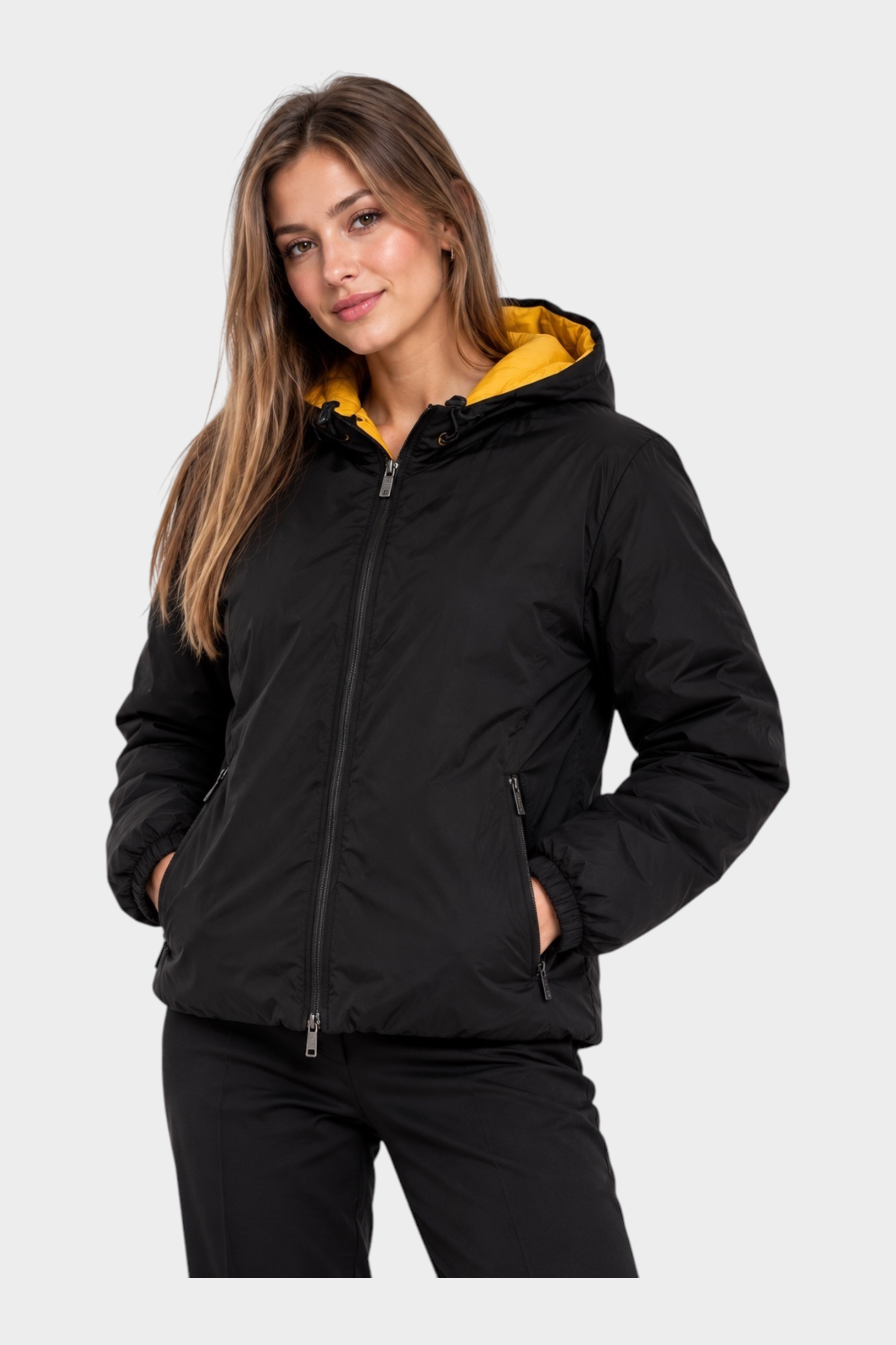 Modella indossa giubbino reversibile Follower SRL nero con interno giallo e cappuccio, stile casual unisex
