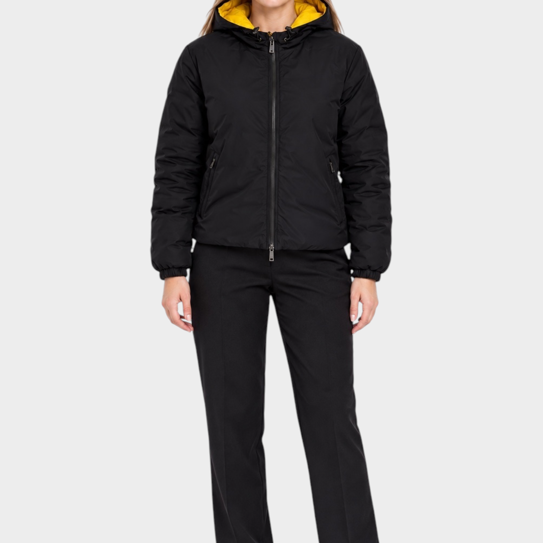 Modella indossa giubbino reversibile Follower SRL nero con interno giallo e cappuccio, stile casual