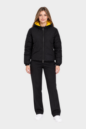 Modella indossa giubbino reversibile Follower SRL nero con interno giallo e cappuccio, stile casual