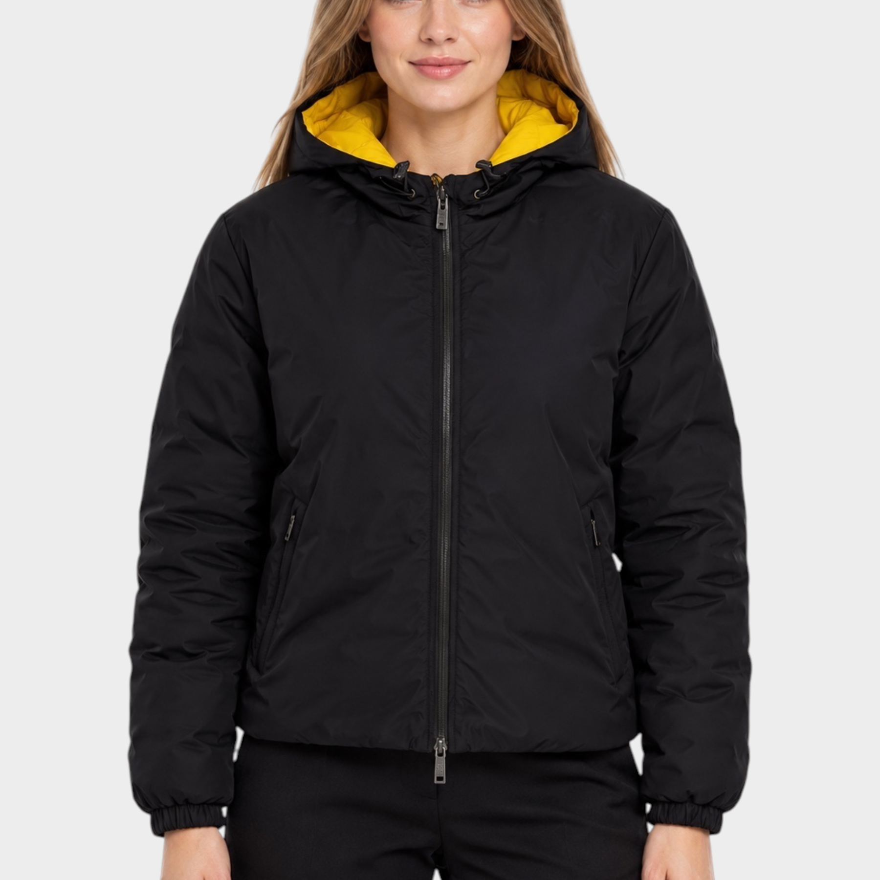 Modella indossa giubbino reversibile Follower SRL nero con interno giallo e cappuccio, stile casual unisex