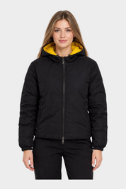 Modella indossa giubbino reversibile Follower SRL nero con interno giallo e cappuccio, stile casual unisex