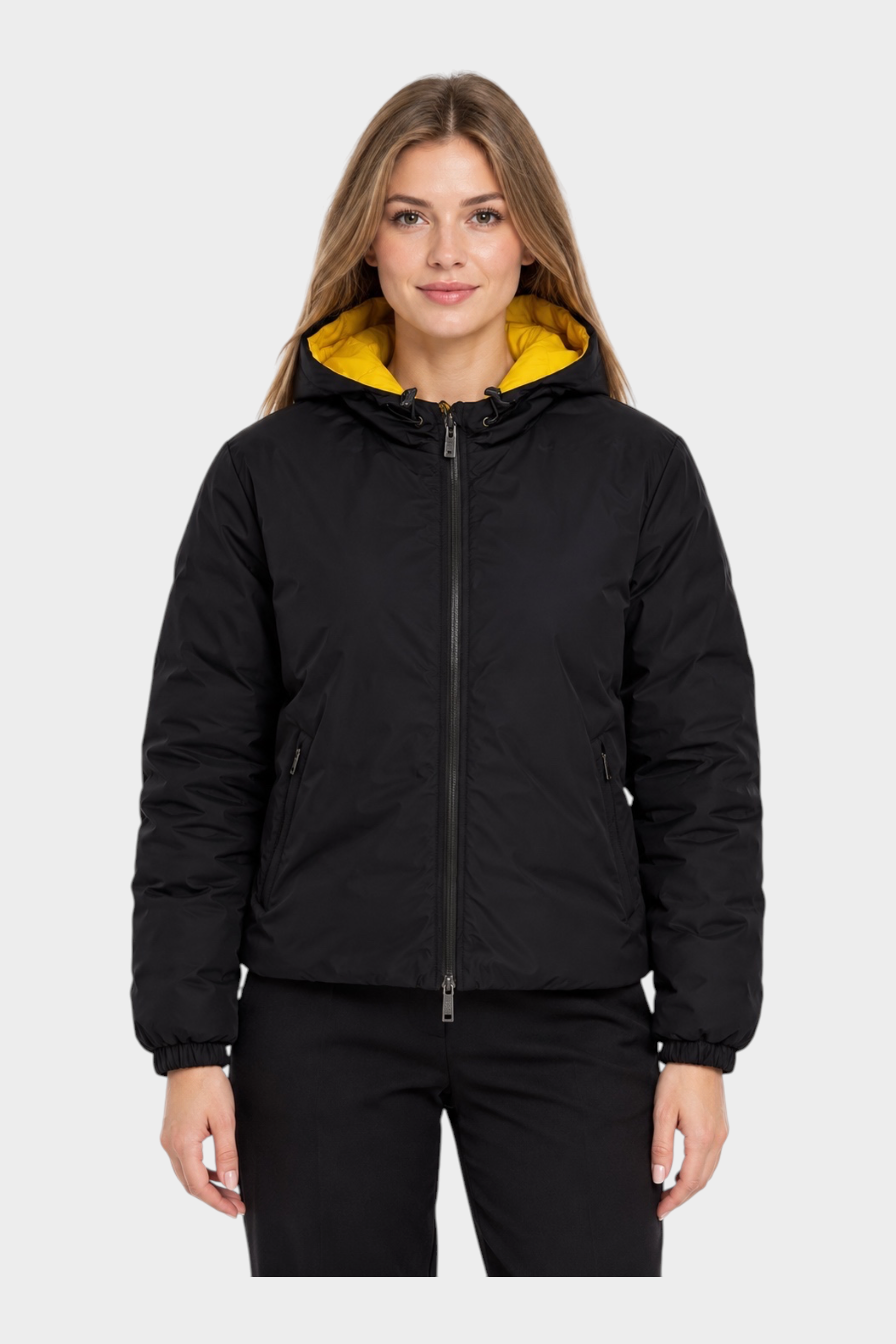 Modella indossa giubbino reversibile Follower SRL nero con interno giallo e cappuccio, stile casual unisex