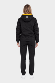 Giubbino reversibile Follower SRL nero con interno giallo e cappuccio, vista posteriore su modella
