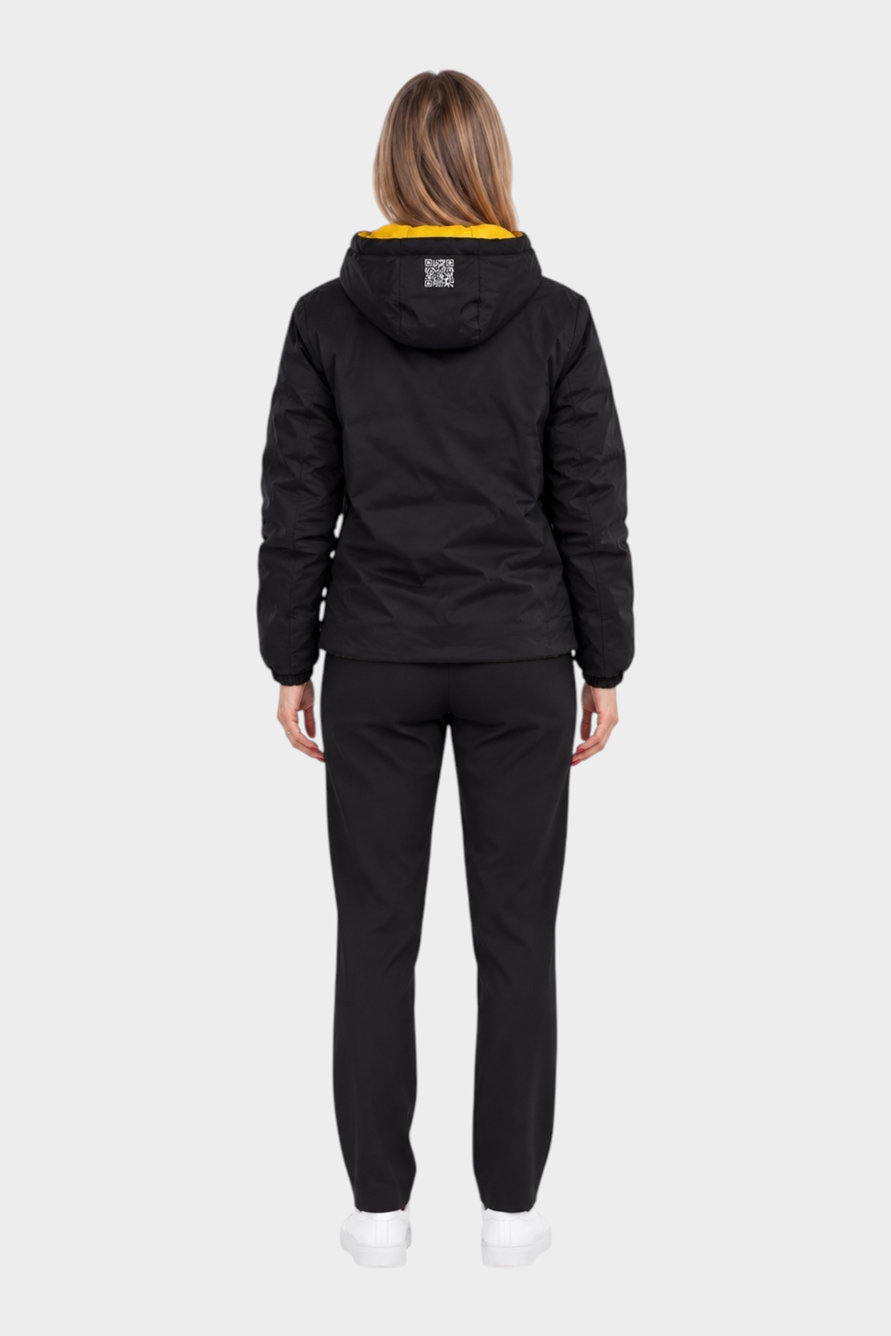 Giubbino reversibile Follower SRL nero con interno giallo e cappuccio, vista posteriore su modella