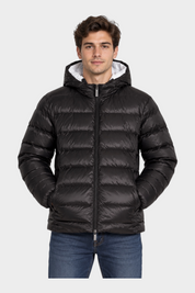 Modello indossa giubbino reversibile Follower SRL nero trapuntato con cappuccio e chiusura a zip