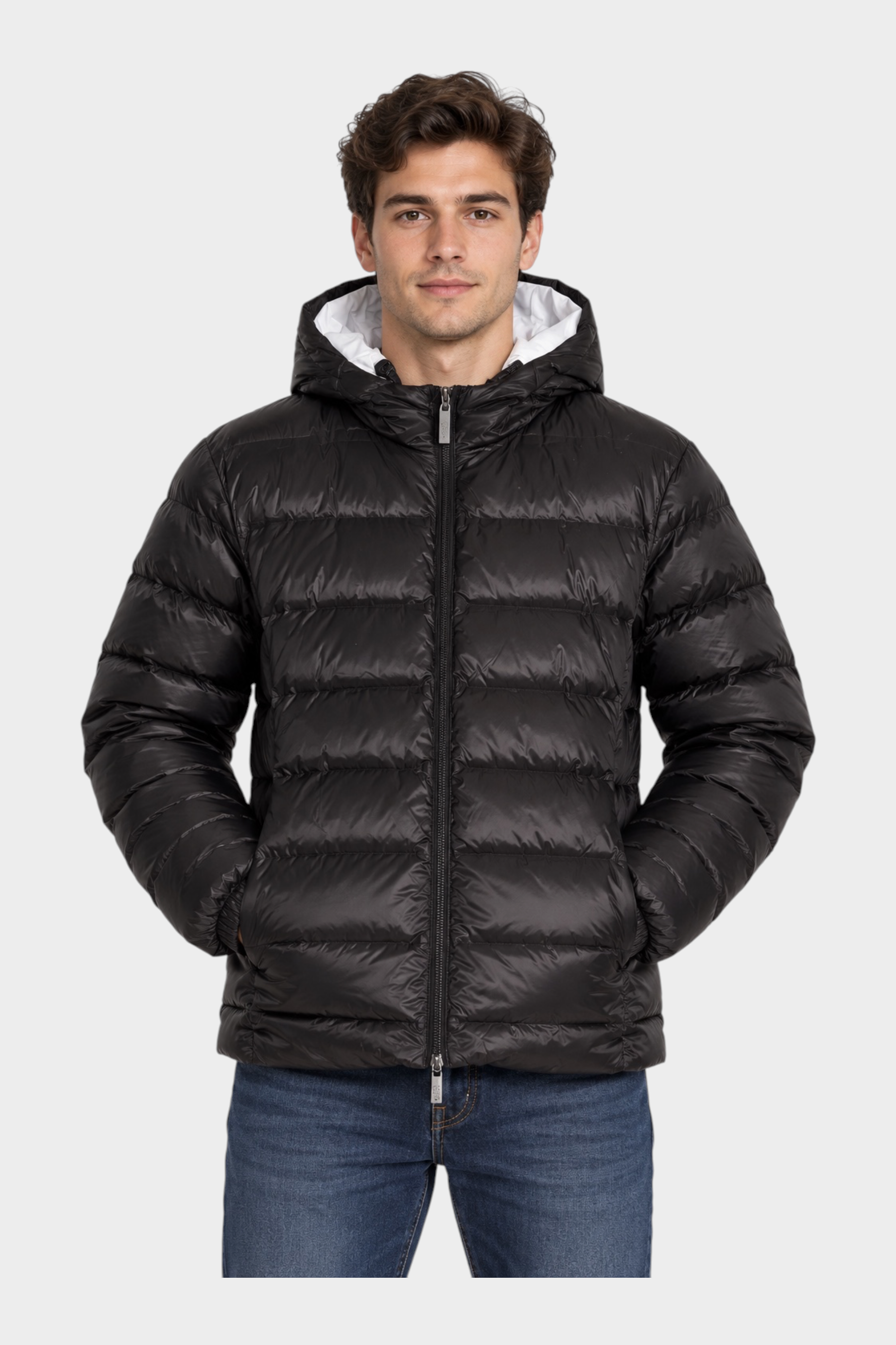 Modello indossa giubbino reversibile Follower SRL nero trapuntato con cappuccio e chiusura a zip