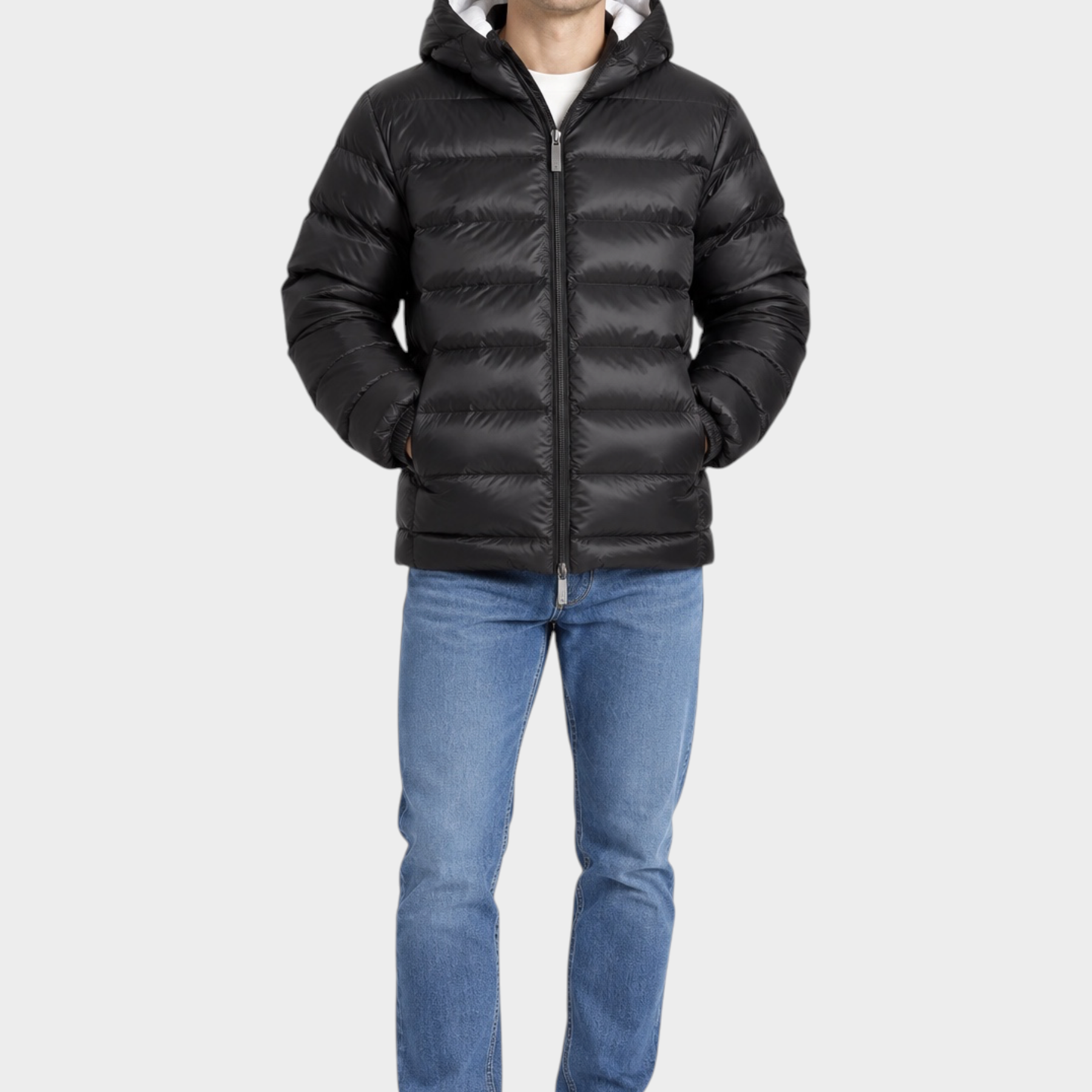 Modello indossa giubbino reversibile nero Follower SRL con cappuccio e imbottitura trapuntata su jeans blu
