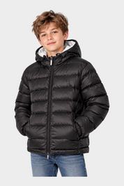 Ragazzo indossa giubbino reversibile nero Follower SRL con cappuccio e imbottitura trapuntata su sfondo bianco
