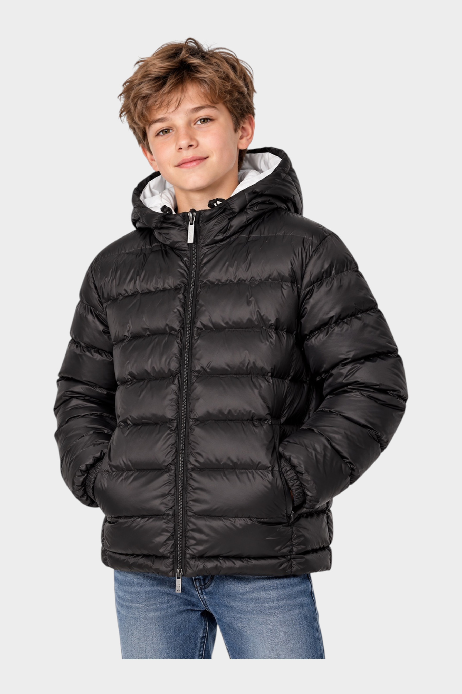 Ragazzo indossa giubbino reversibile nero Follower SRL con cappuccio e imbottitura trapuntata su sfondo bianco