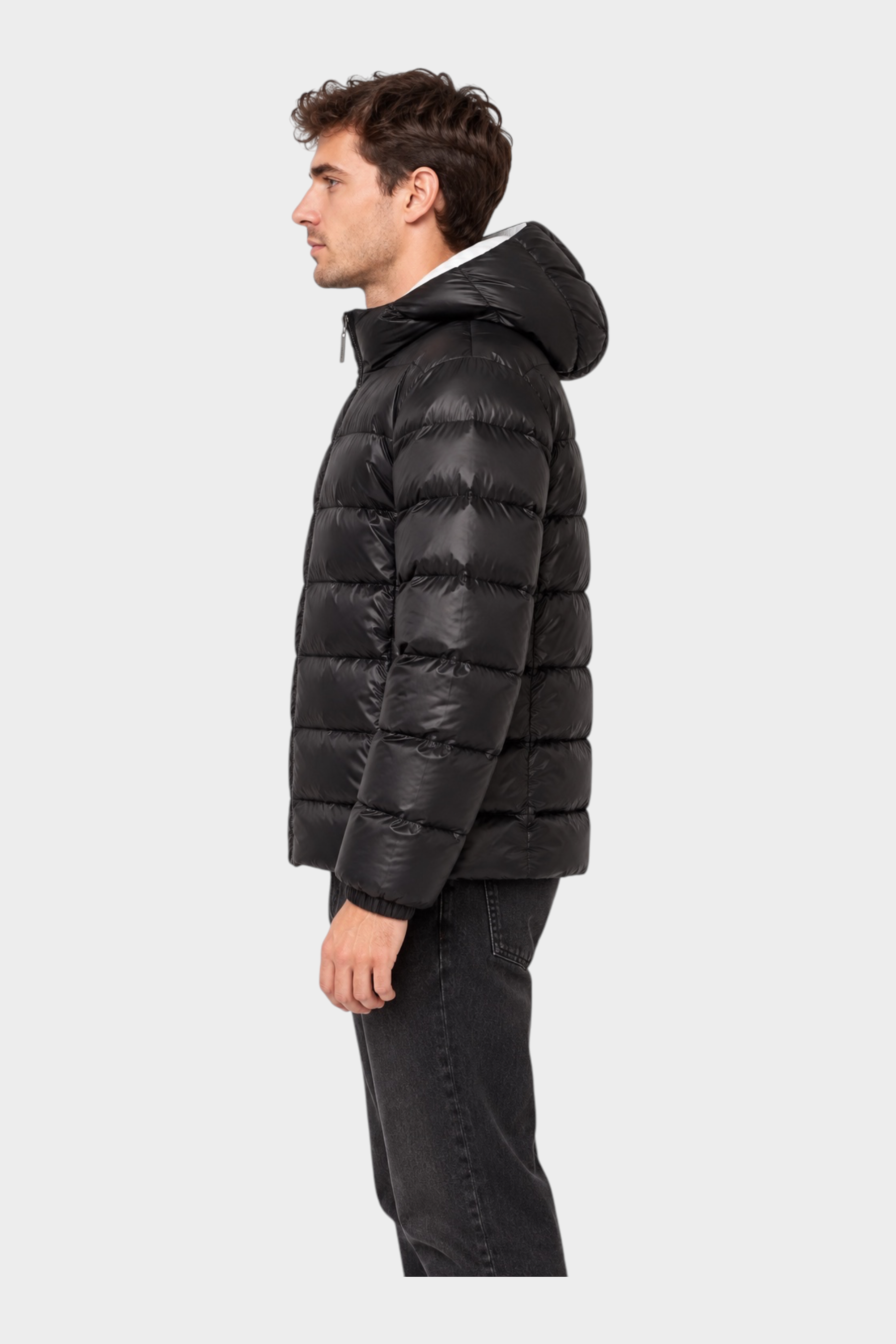 Modello di profilo indossa giubbino reversibile Follower SRL nero trapuntato con cappuccio su sfondo neutro
