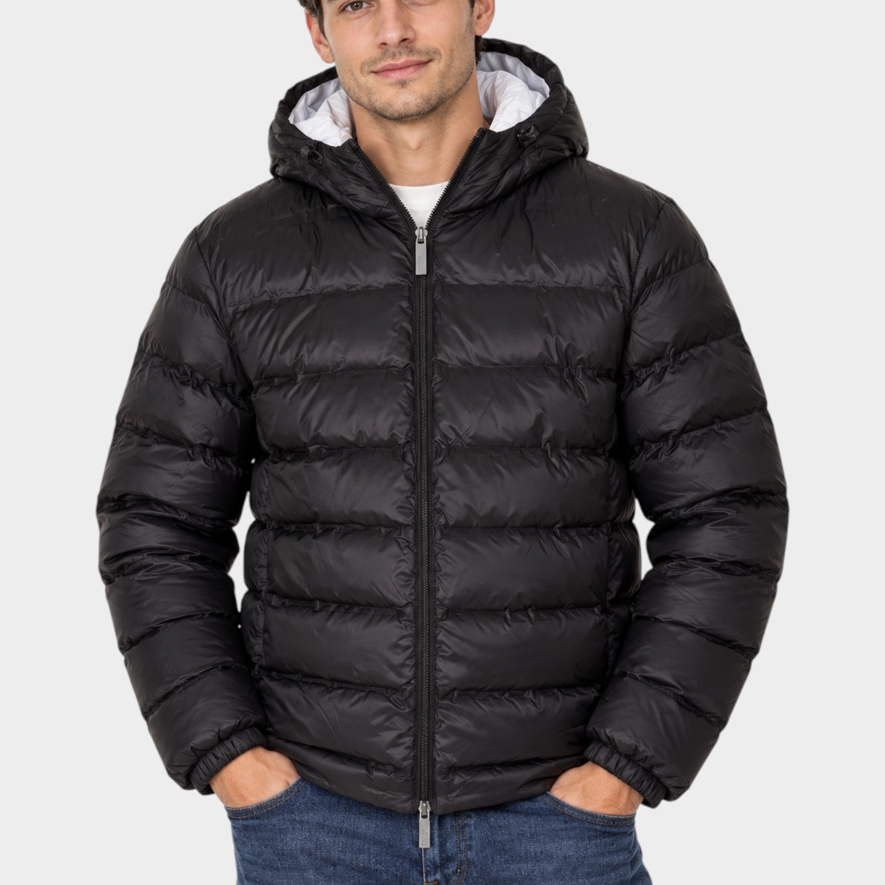 Modello indossa giubbino reversibile nero Follower SRL con cappuccio e imbottitura trapuntata