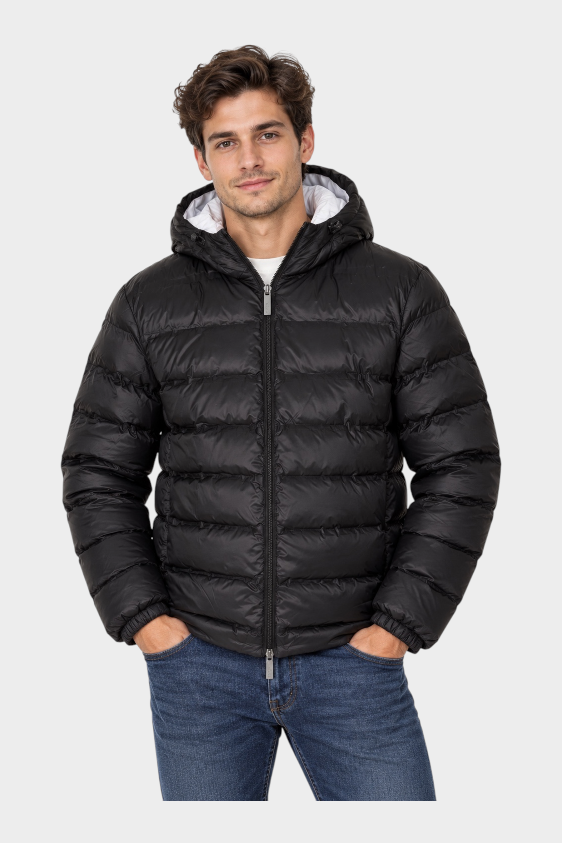Modello indossa giubbino reversibile nero Follower SRL con cappuccio e imbottitura trapuntata