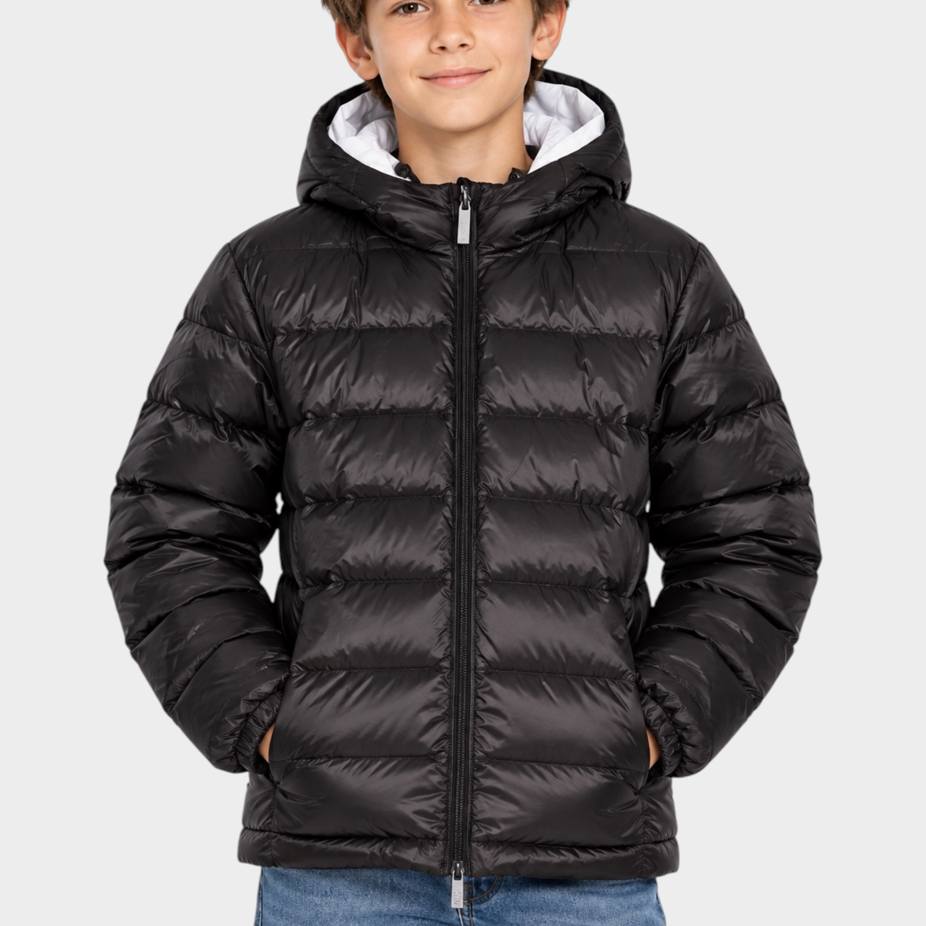 Ragazzo indossa un giubbino reversibile nero Follower SRL con cappuccio e chiusura a zip su sfondo neutro